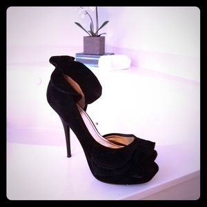 Black Ruffle Heels